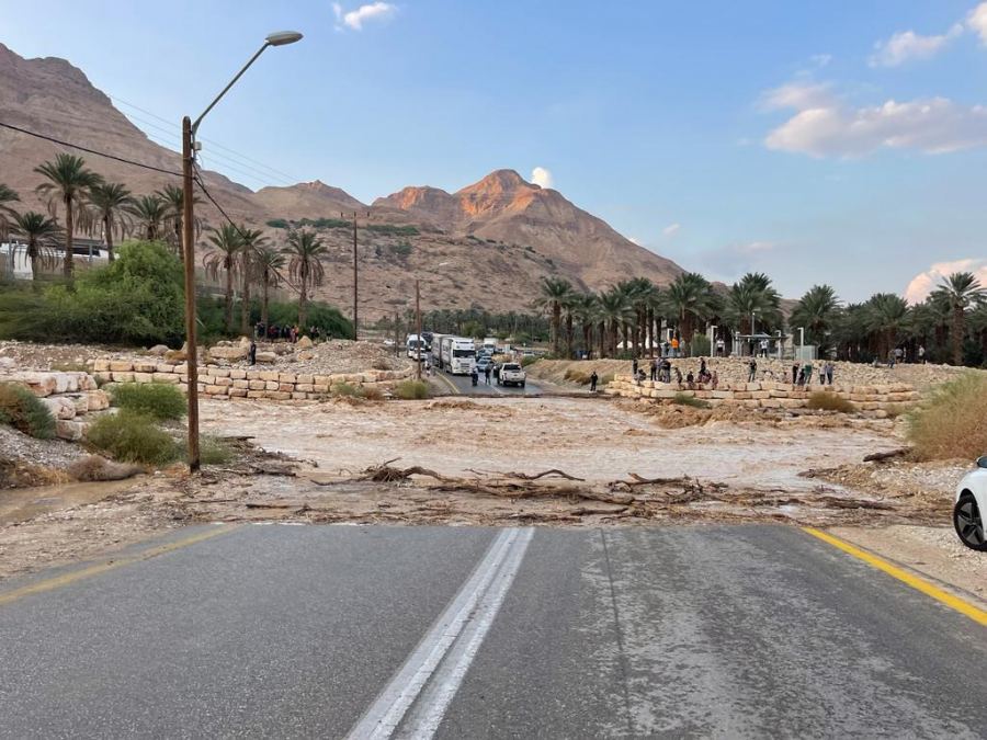 فيضانات واغلاق شارع 90 قرب عين جدي بمنطقة البحر الميت